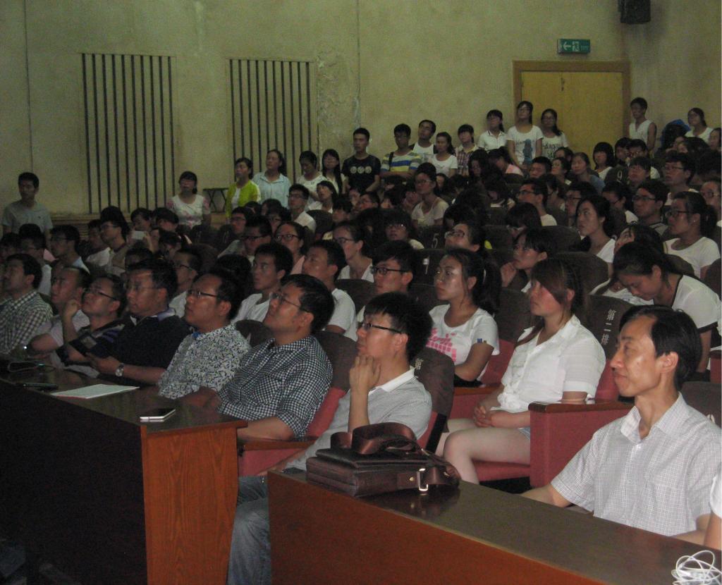 金年会师生认真听取汪教授作报告